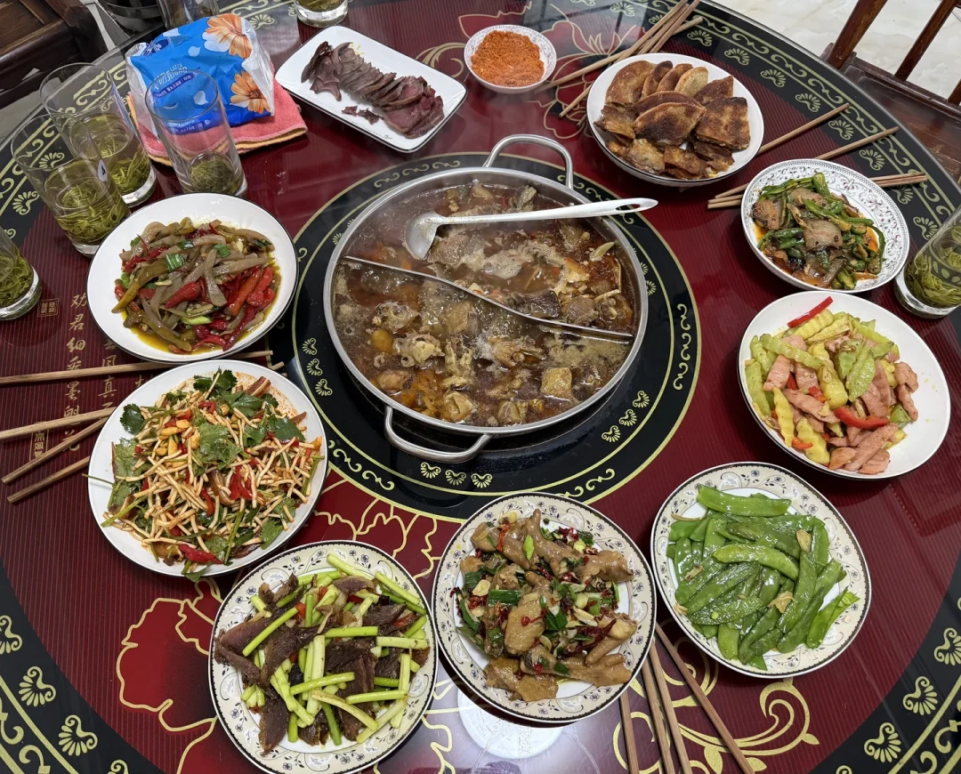 白酒跌价年,兼香反而挺得住:把白云边、口子窖、小郎酒摆一起比了比