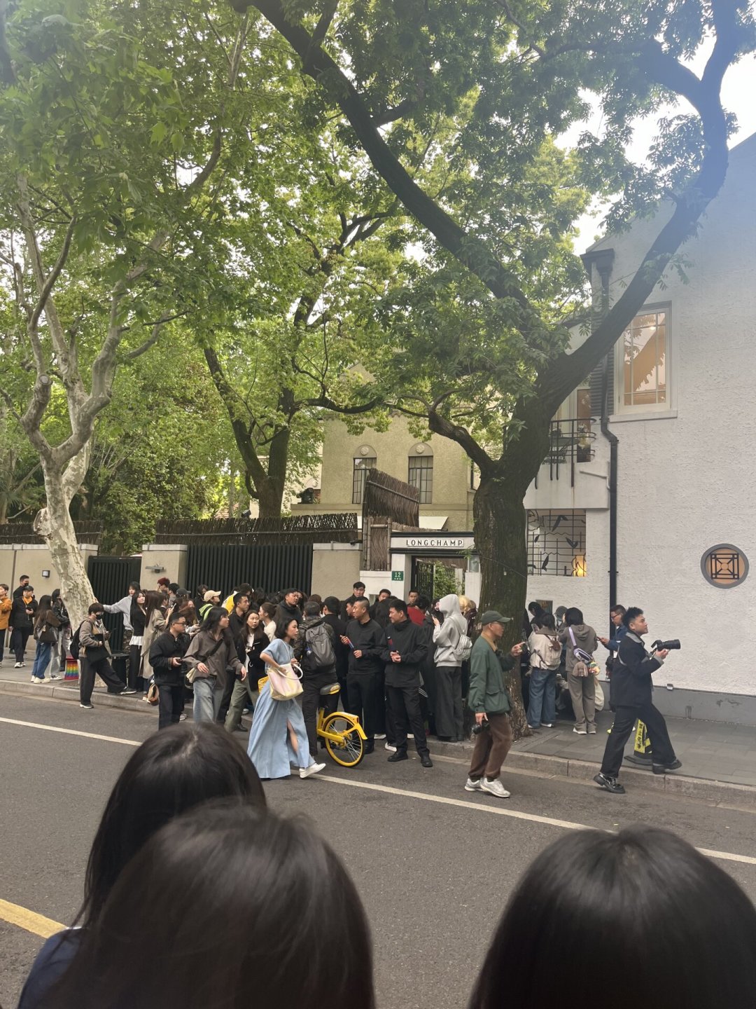 武康路街拍被点名，纪实玩家被连坐：这三条线能不能碰，民法典里都写着