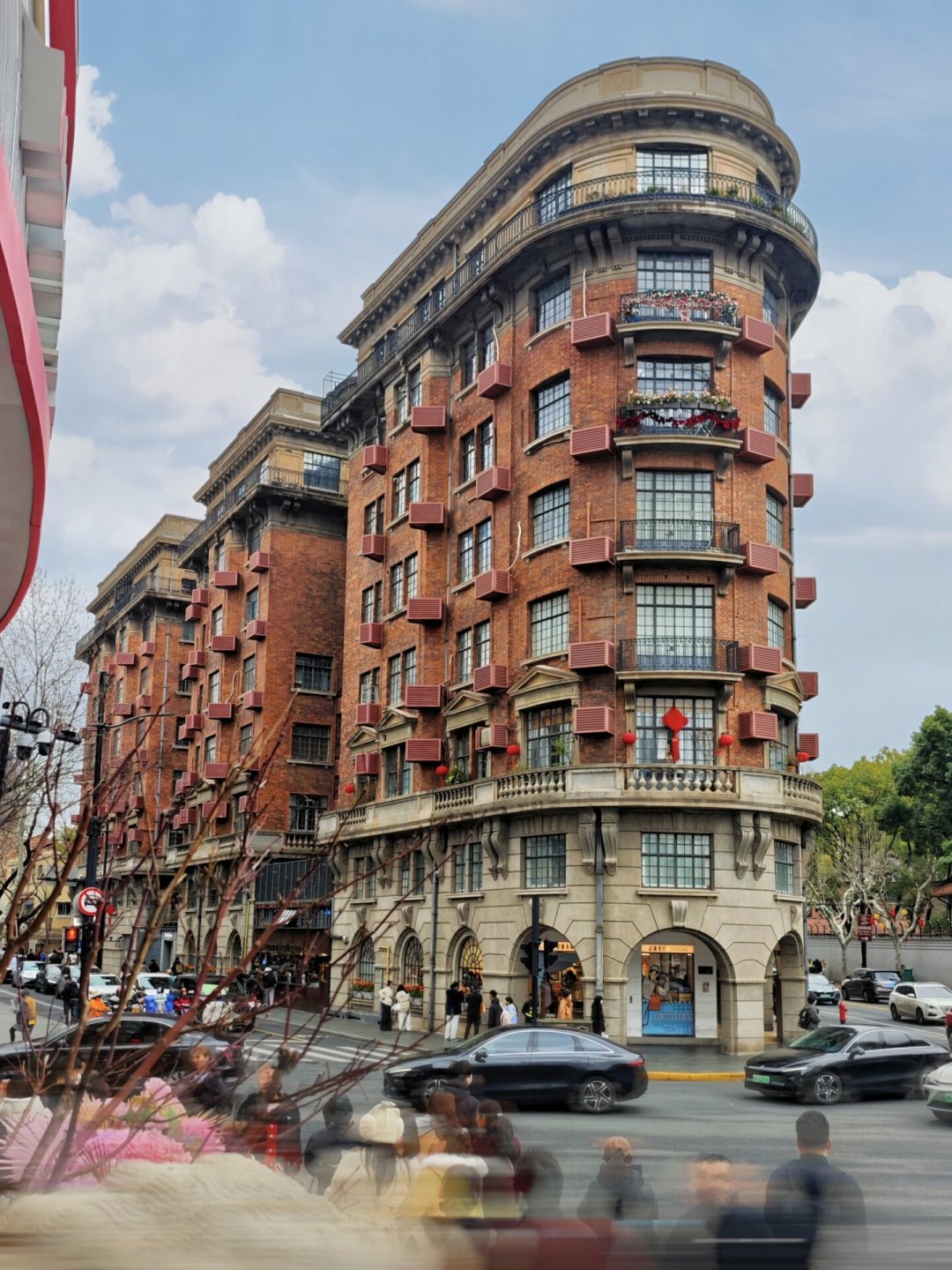 武康路街拍被点名，纪实玩家被连坐：这三条线能不能碰，民法典里都写着