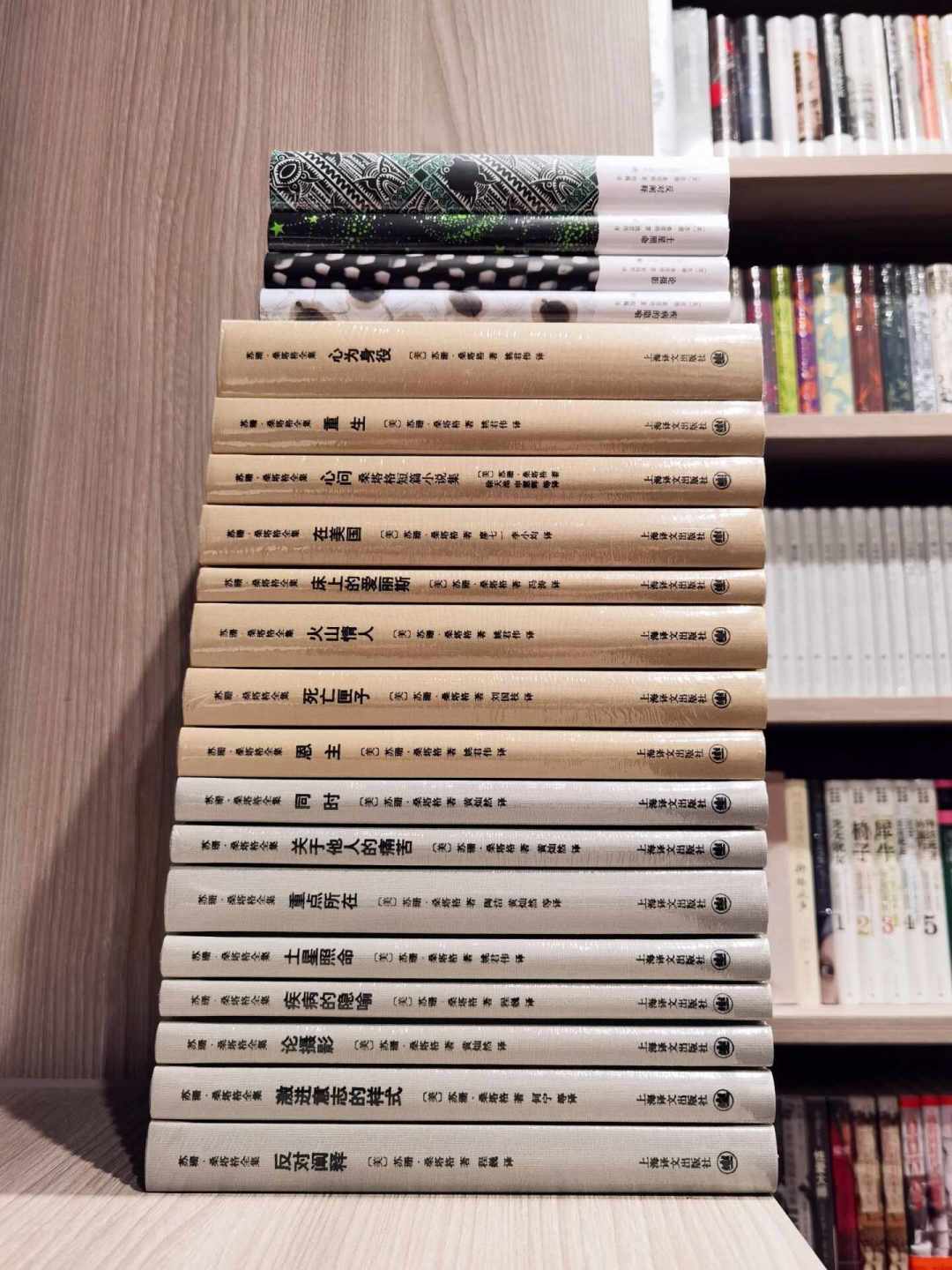 等了一年半,桑塔格的《论女性》终于有动静了:等待期怎么读,路线给你捋好了