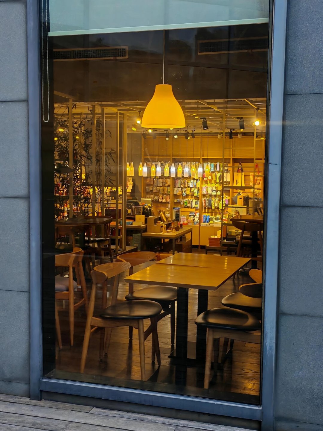 武汉最后一家物外书店9月1日闭店:去年108家书店倒下,还想开书店的,先看懂这三笔账