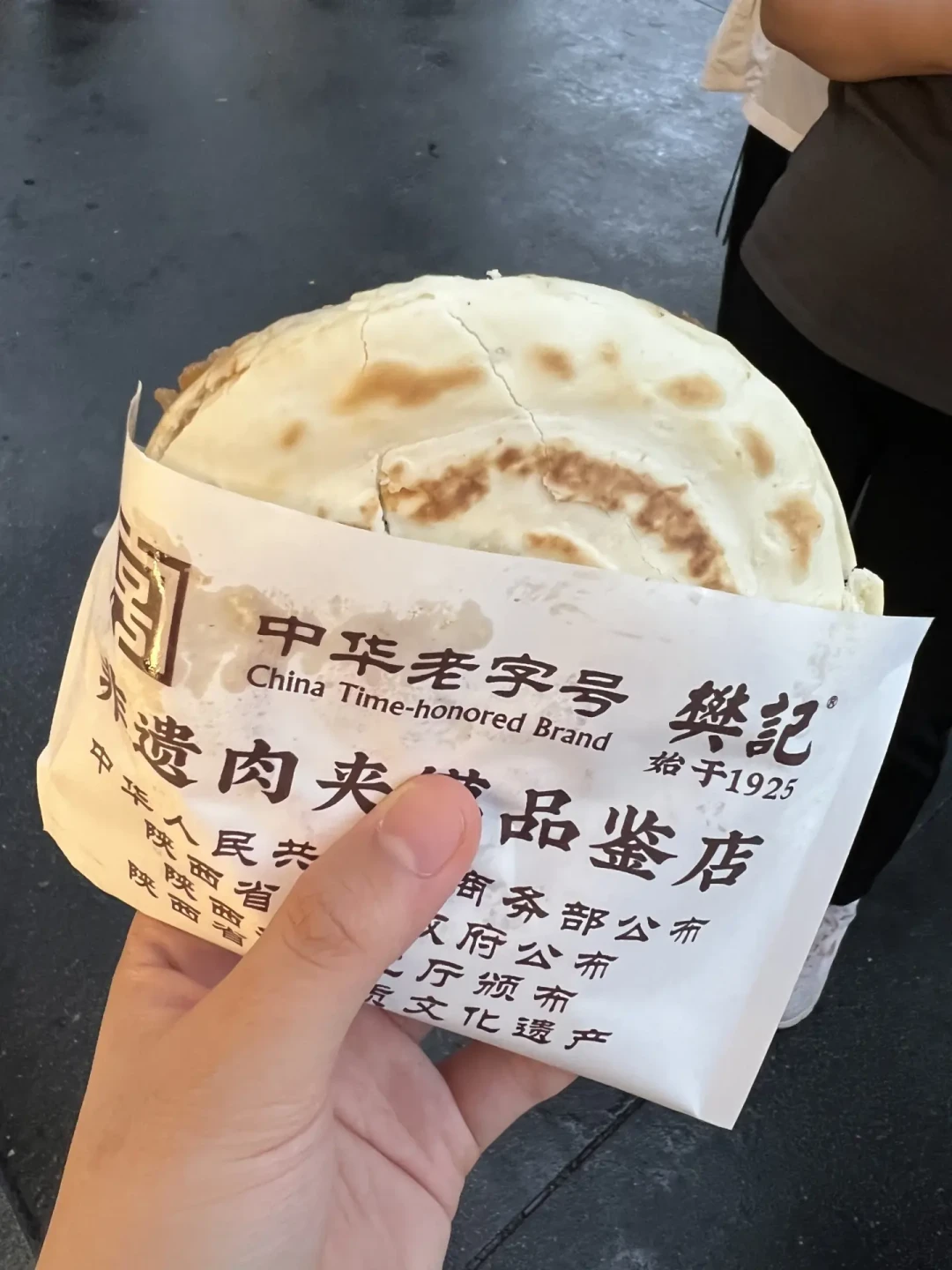 本地人叫它泰山北斗，游客说不值得去：百年老字号樊记肉夹馍，这14块钱还花得值吗？