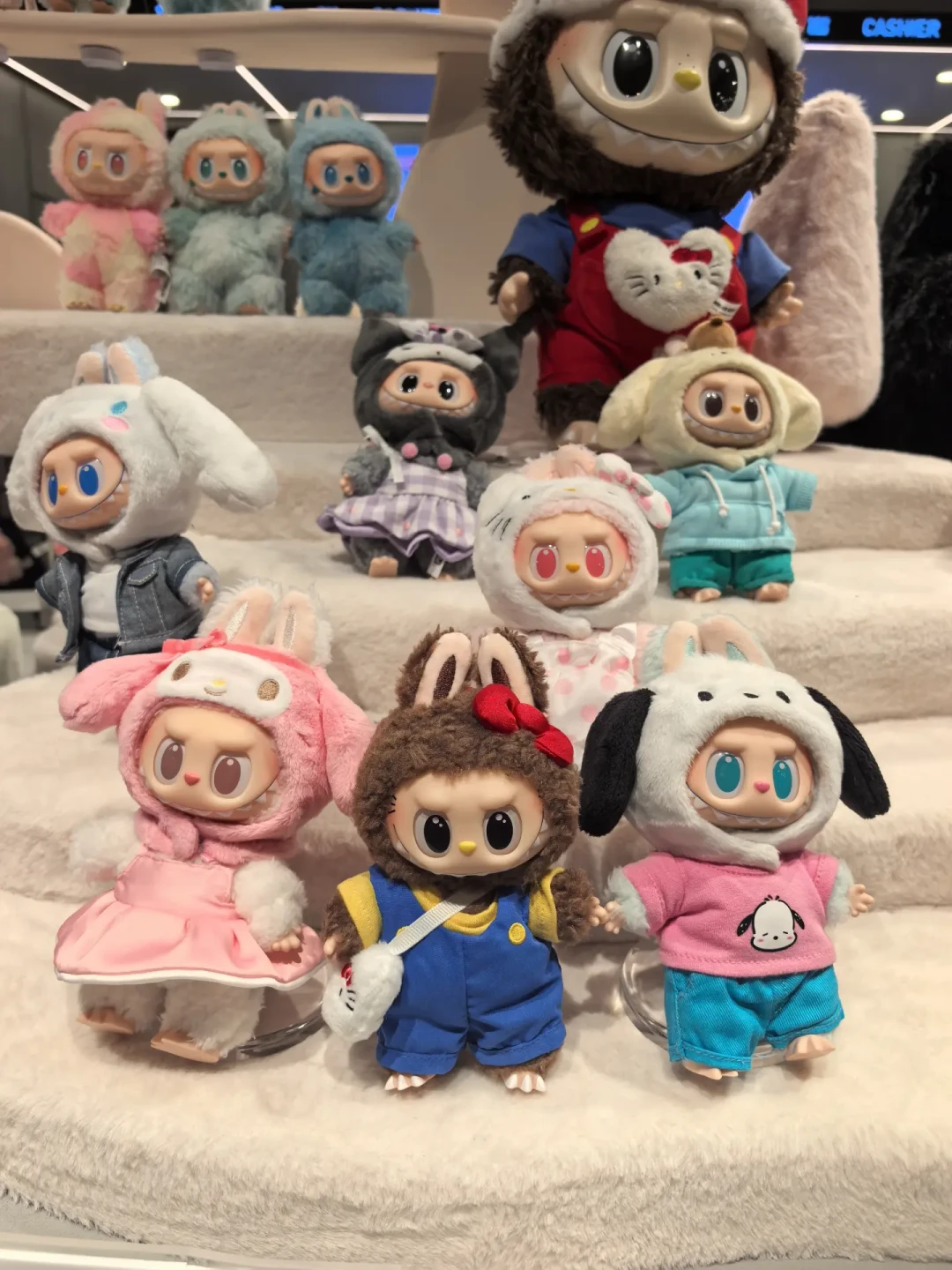 从溢价8倍到原价补货：LABUBU×凯蒂猫隐藏款这半年，现在入手到底值不值？