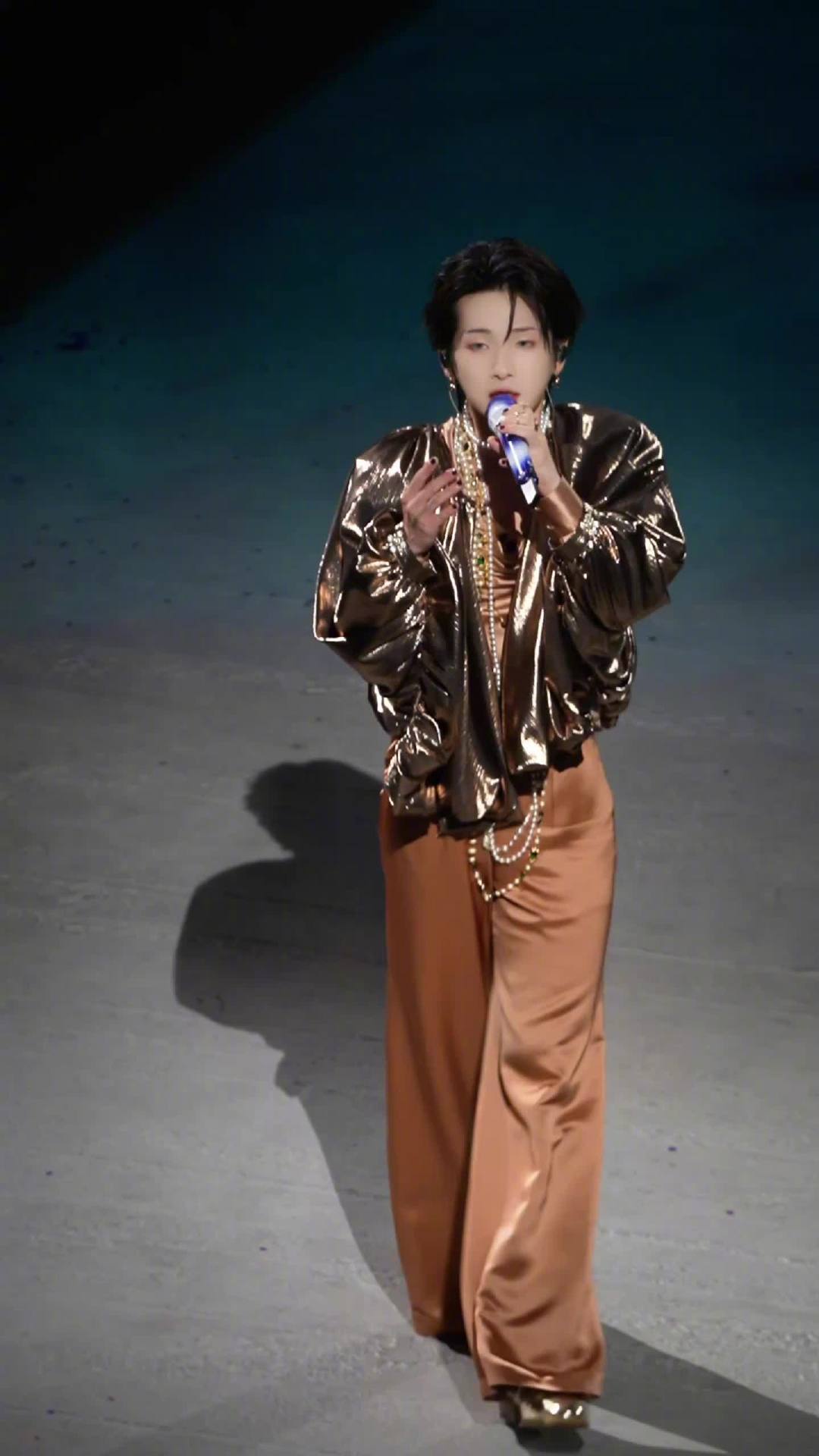 《Bad Guy》刷屏之外:周震南8月现场全盘点,补课路线、观看渠道和下一个蹲点都在这