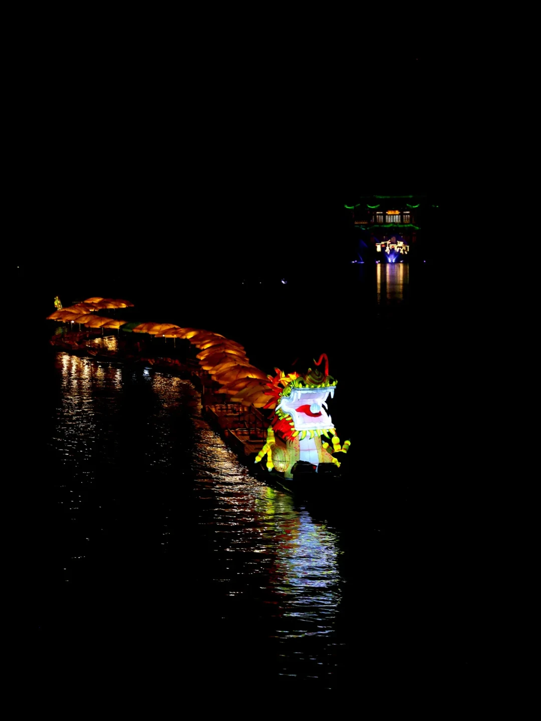 120元的瘦西湖夜游,有人说“美到失语”,有人骂“大坑”:差的,是这几条信息