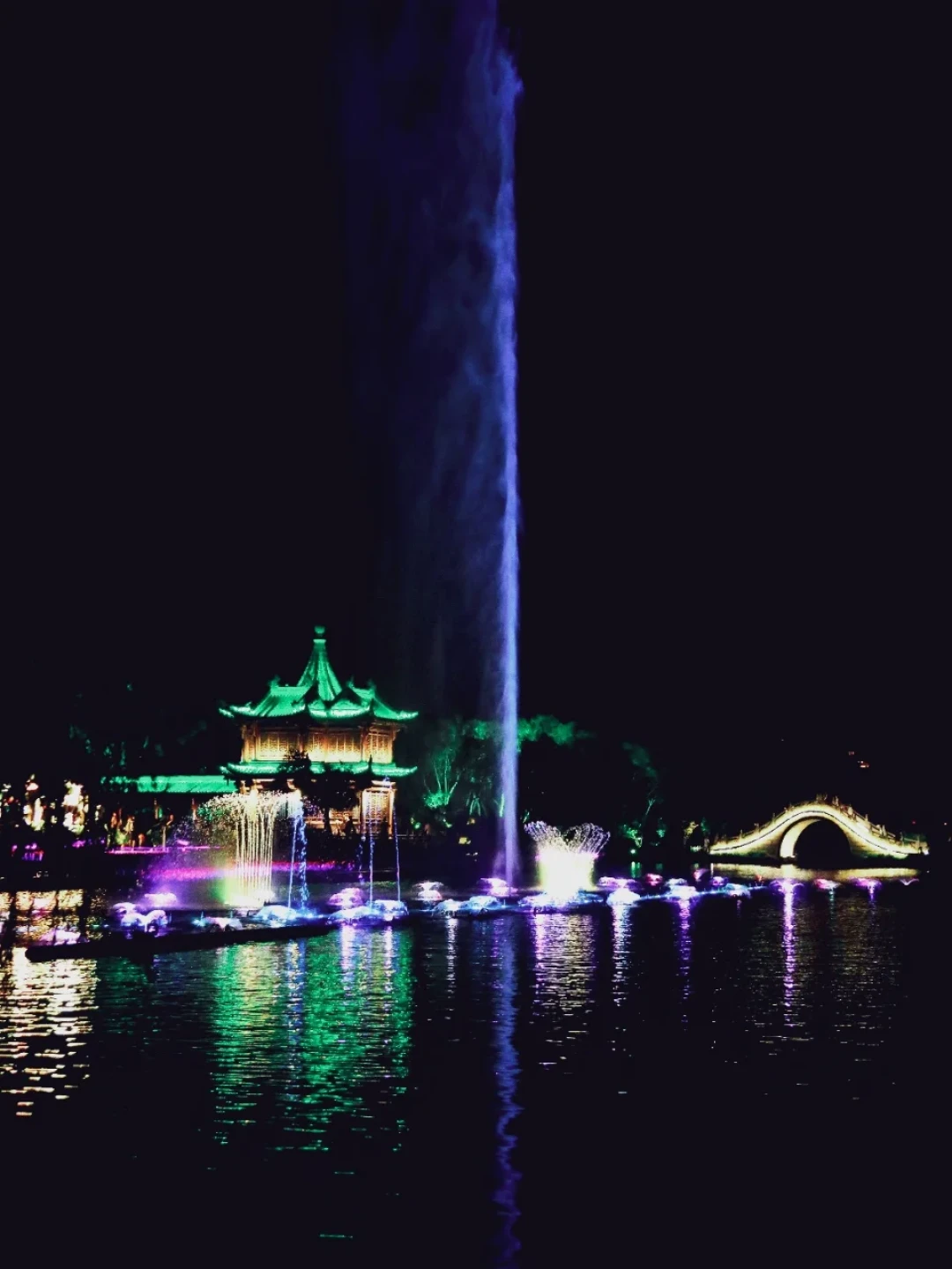 120元的瘦西湖夜游,有人说“美到失语”,有人骂“大坑”:差的,是这几条信息