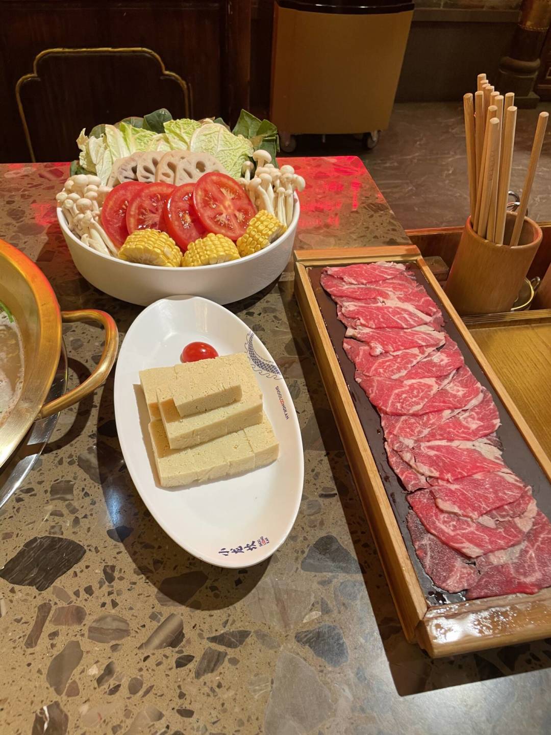 小龙坎把冻肉标成“鲜切”被罚:菜单上“鲜切、草原、养生”,每个字都是你付的溢价