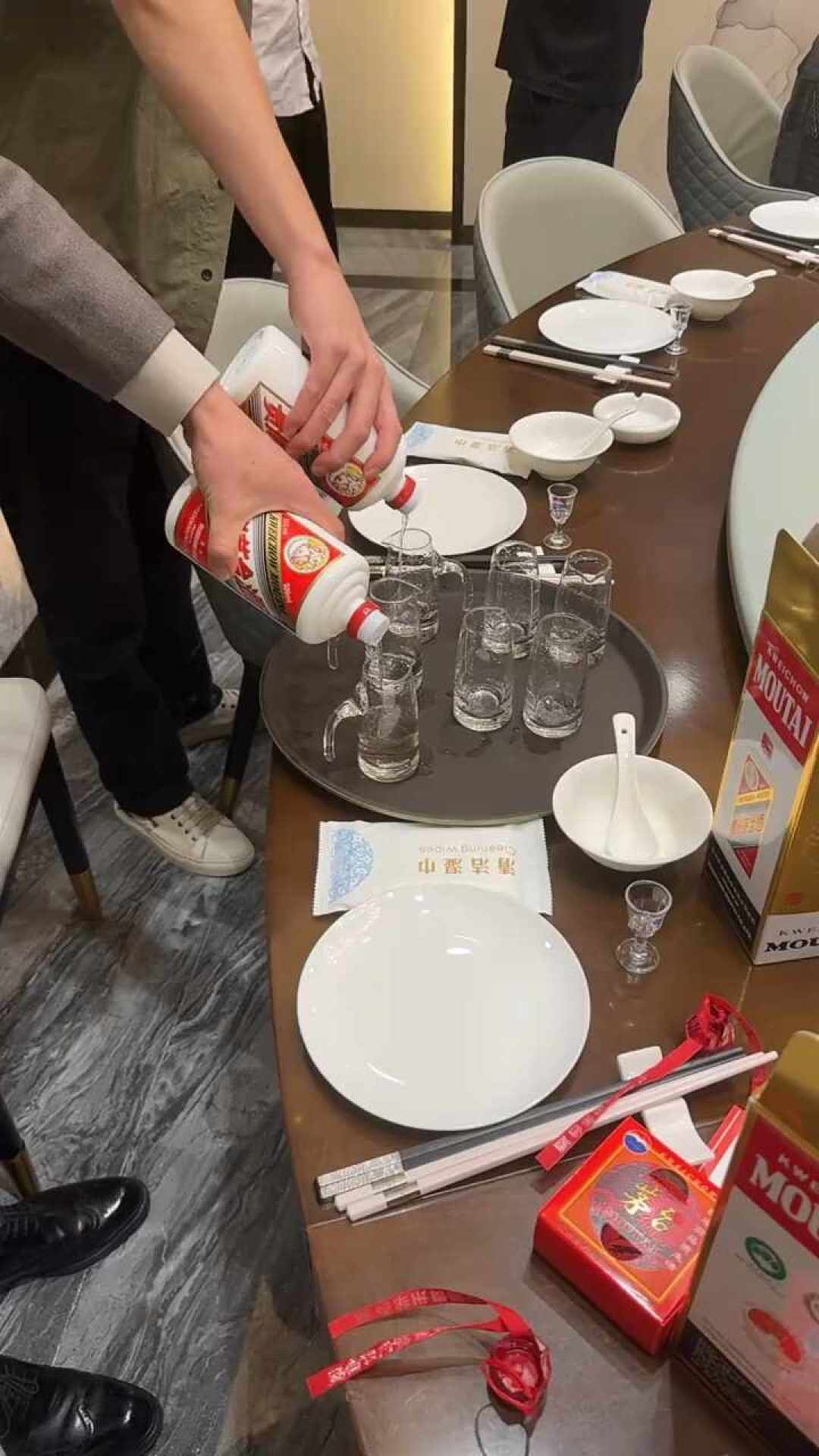 宇树的答谢宴没有茅台,热搜又骂“白酒难喝”:要死的是酒桌,要变的是白酒