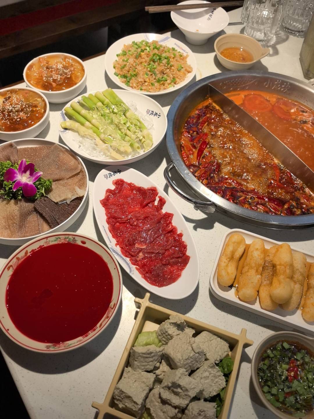 小龙坎把冻肉标成“鲜切”被罚:菜单上“鲜切、草原、养生”,每个字都是你付的溢价