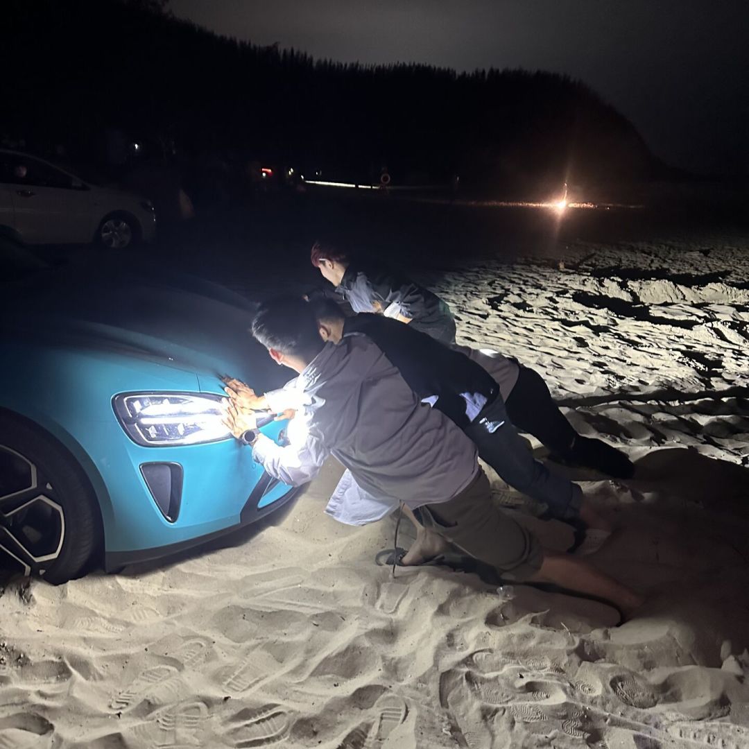 两台挖机才救出来的车:这个暑假想把车开上沙滩,先看看这份陷车账单