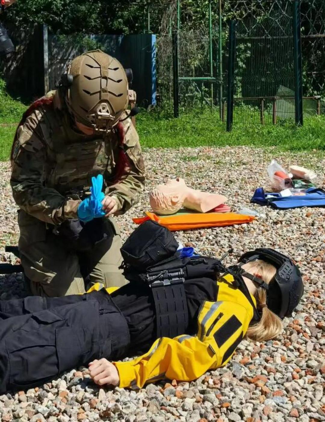 几十块和两百块的止血带差在哪?把第一个能救命的IFAK配齐,预算分档和避坑清单都在这