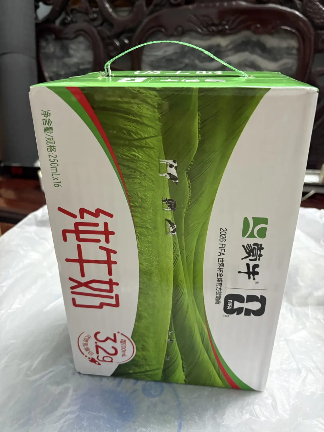 廉价牛奶的时代可能要收尾了:奶牛少了83万头,原奶价从低点涨超三成,超市盒装奶却还没涨