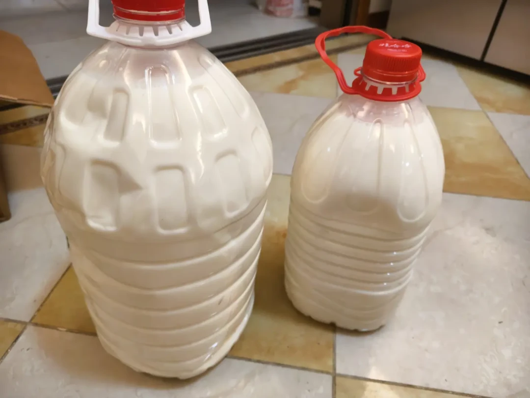 廉价牛奶的时代可能要收尾了:奶牛少了83万头,原奶价从低点涨超三成,超市盒装奶却还没涨