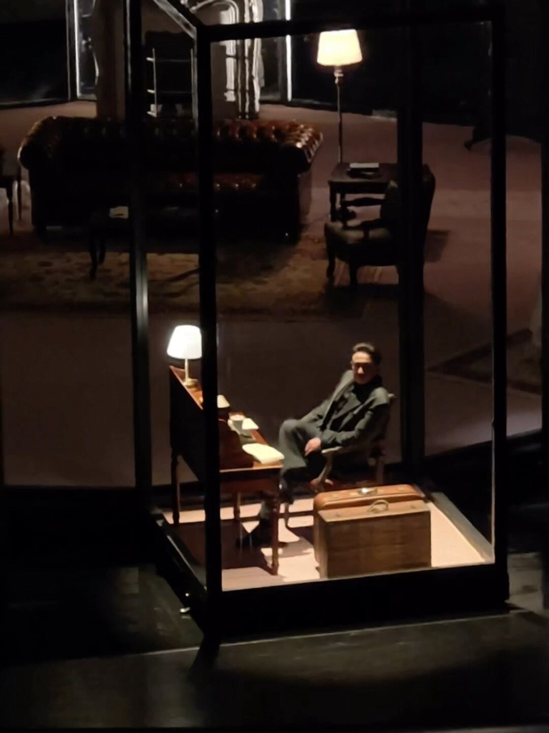 黄磊何炅的《农庄馆客人》巡演开到广东：有人封它年度话剧，有人说“太深刻以至于无聊”，买票前先算这笔账