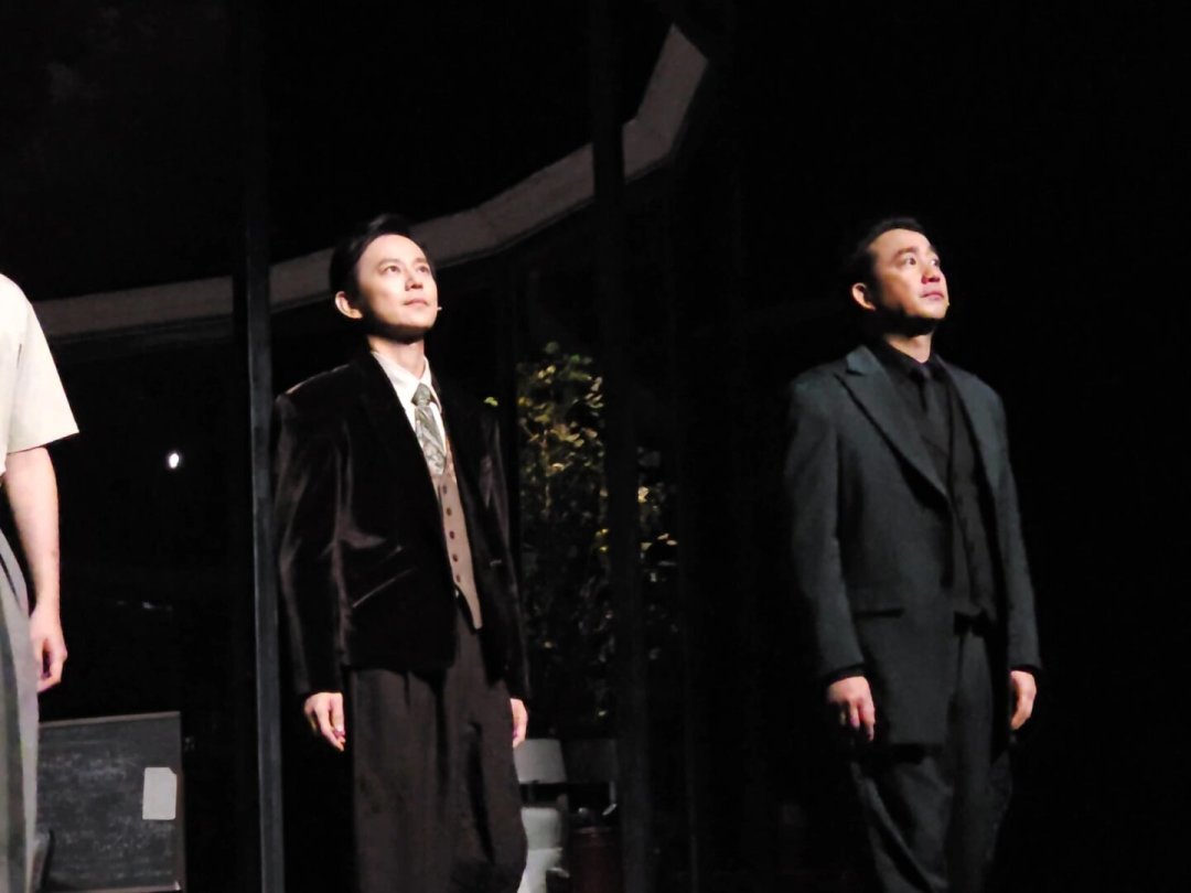 黄磊何炅的《农庄馆客人》巡演开到广东：有人封它年度话剧，有人说“太深刻以至于无聊”，买票前先算这笔账