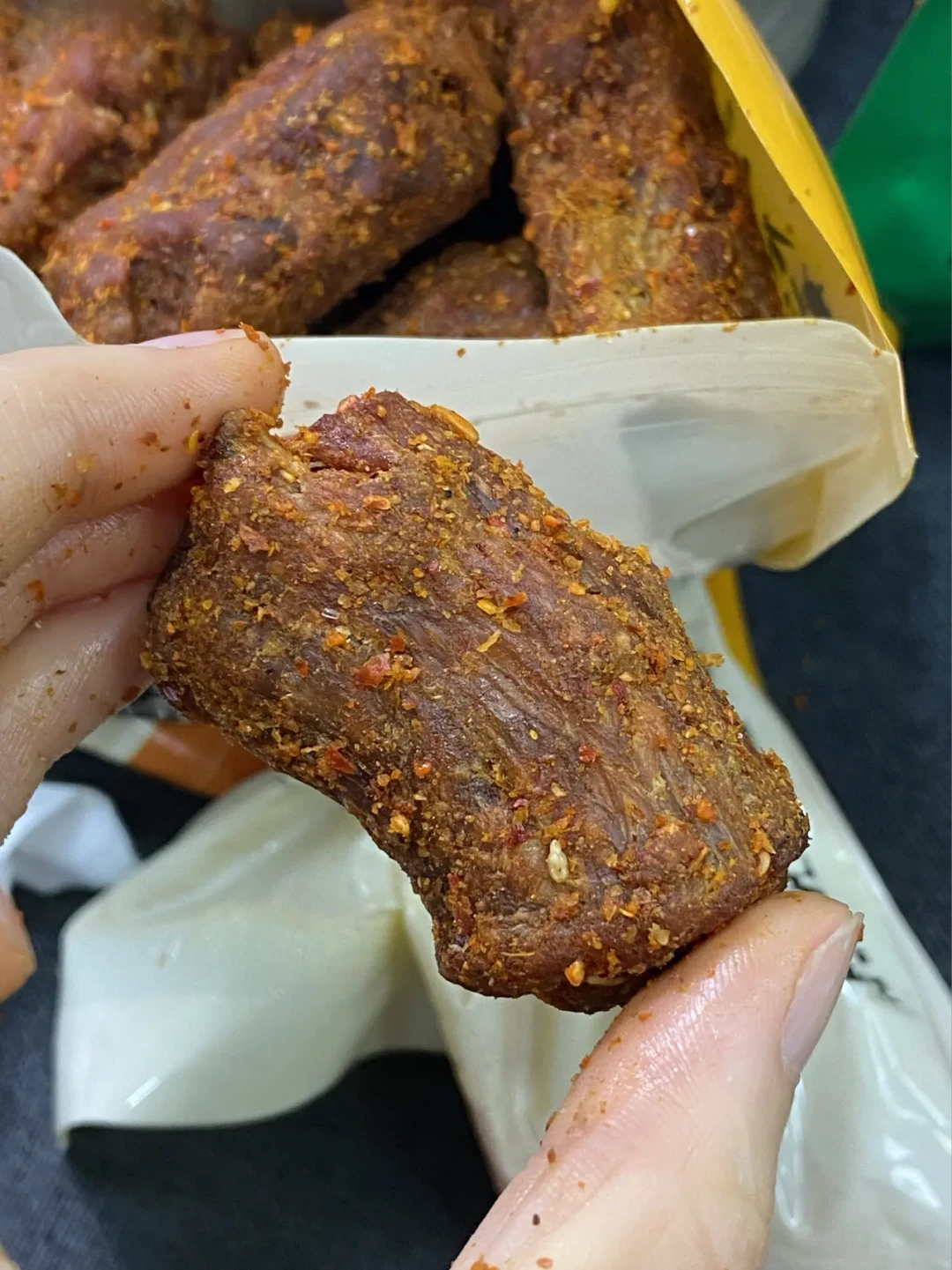 一斤鸭脖57.5元比牛肉贵,三巨头还卖不动:卤味降价可能还没到底,解馋前先算这3笔账