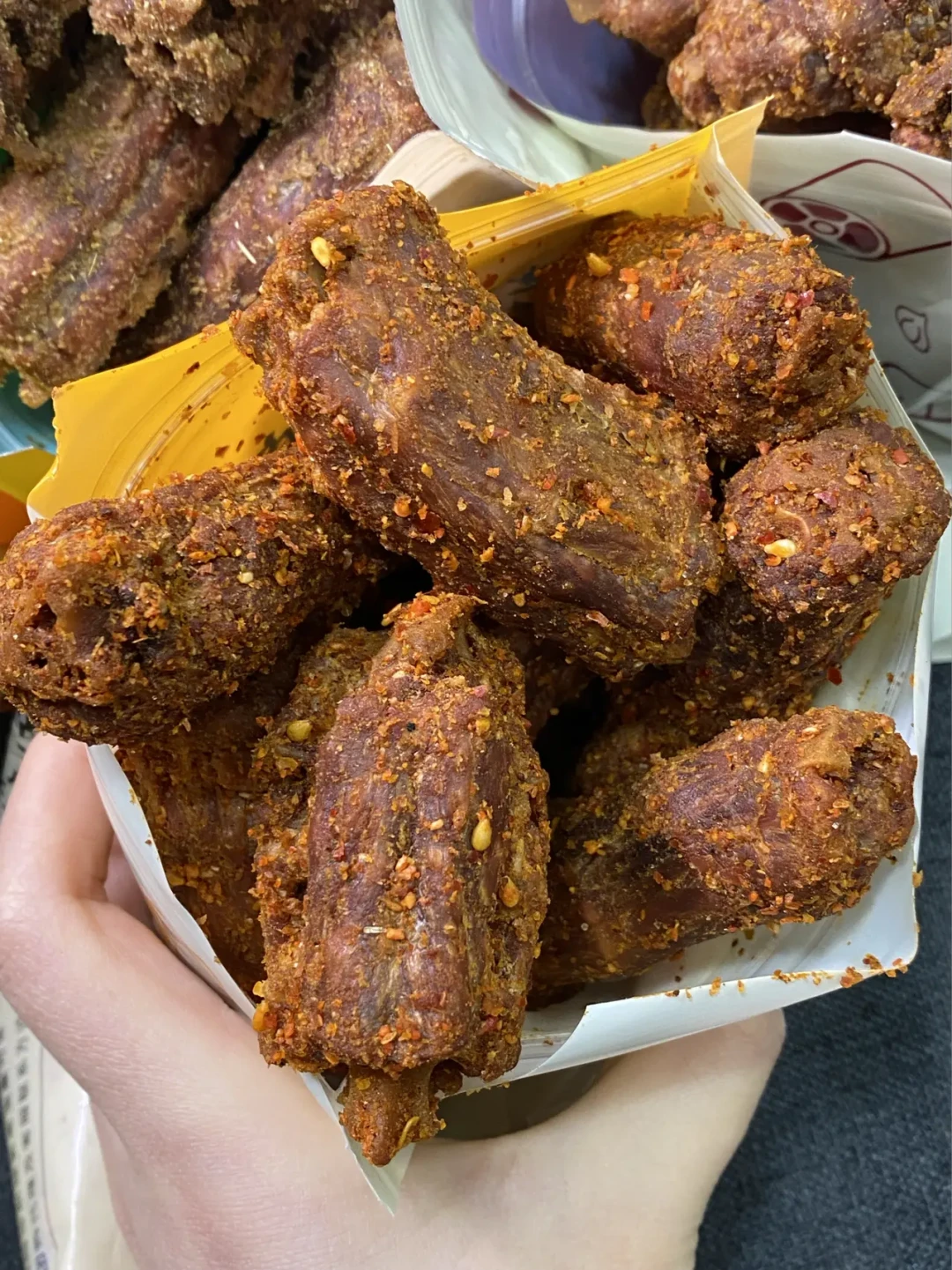 一斤鸭脖57.5元比牛肉贵,三巨头还卖不动:卤味降价可能还没到底,解馋前先算这3笔账