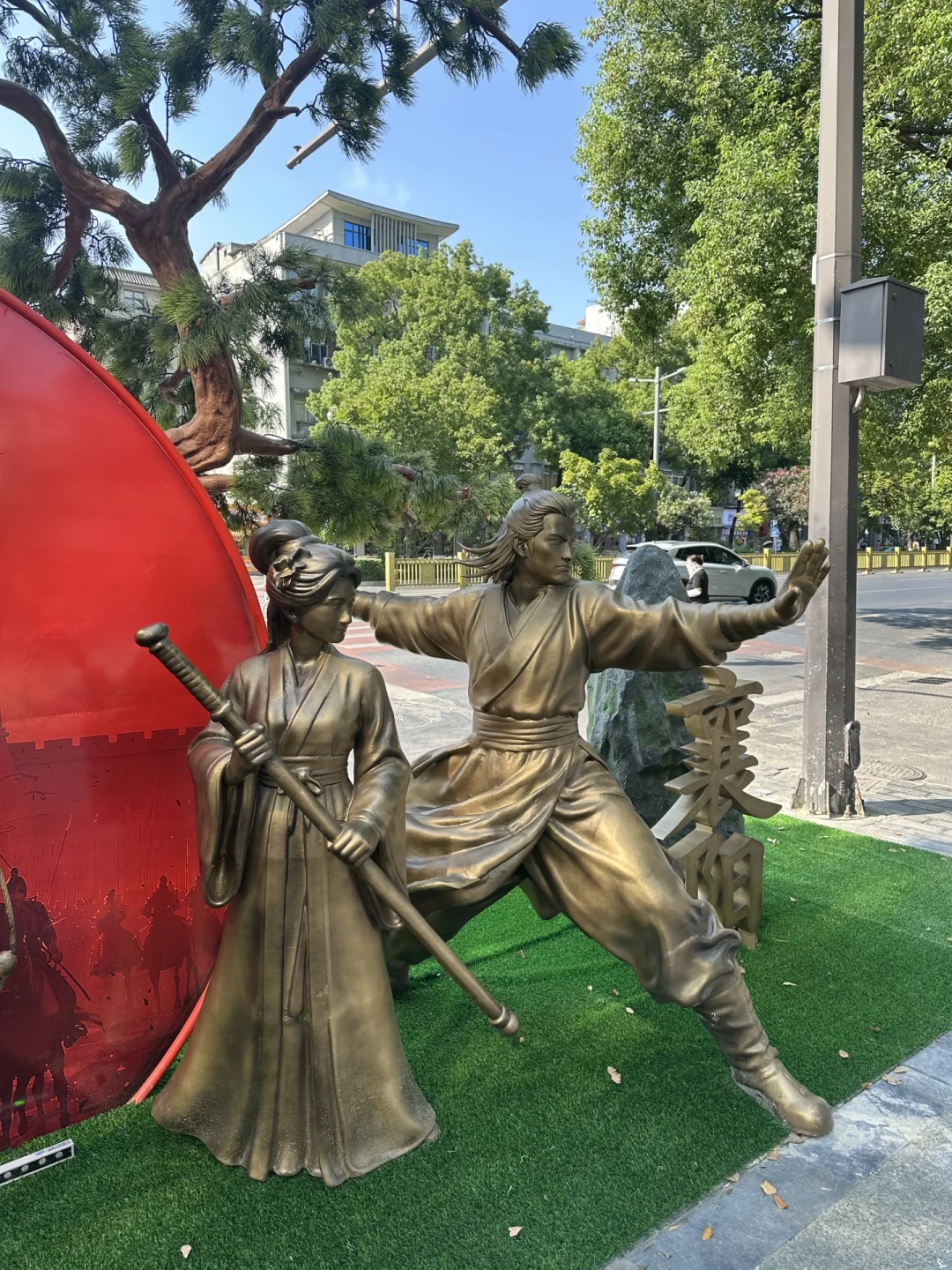 襄阳街头立起郭靖黄蓉铜像,神雕党去朝圣值不值?真遗迹、免费城墙和半日路线一次说清
