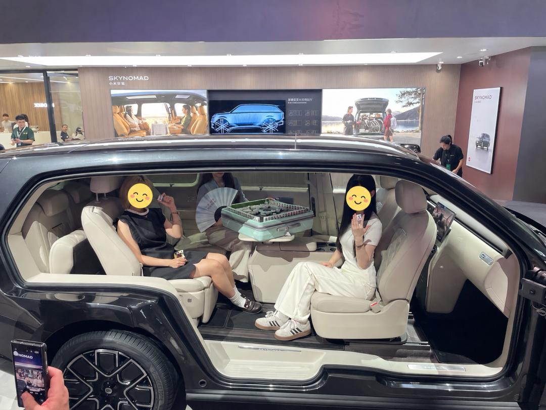 雷军把发布会定在9月初,但只公布过两台车的顶配价:对完工信部申报、车展实测和减配清单三本账,N70该等谁、N90该冲谁清楚了