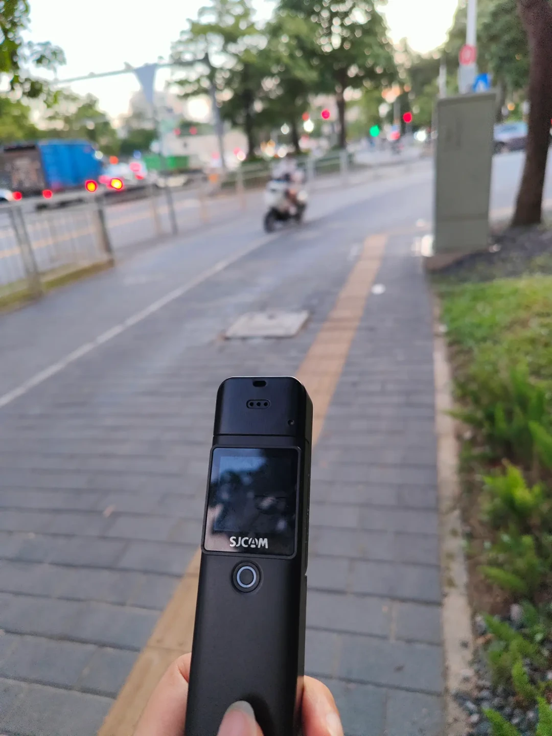 开学季百元运动相机避坑:300元以下的杂牌4K别碰,几百块预算有两条正路