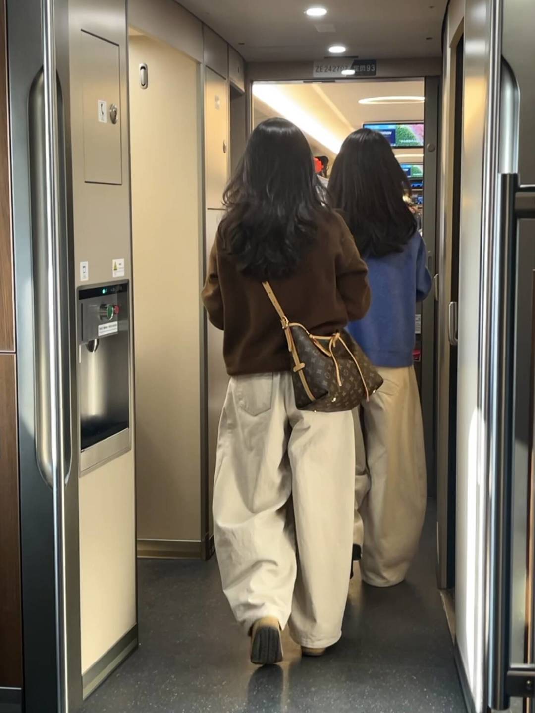 别再把黑白灰棕当百搭色了:早秋囤货前,先搞懂这 4 个坑