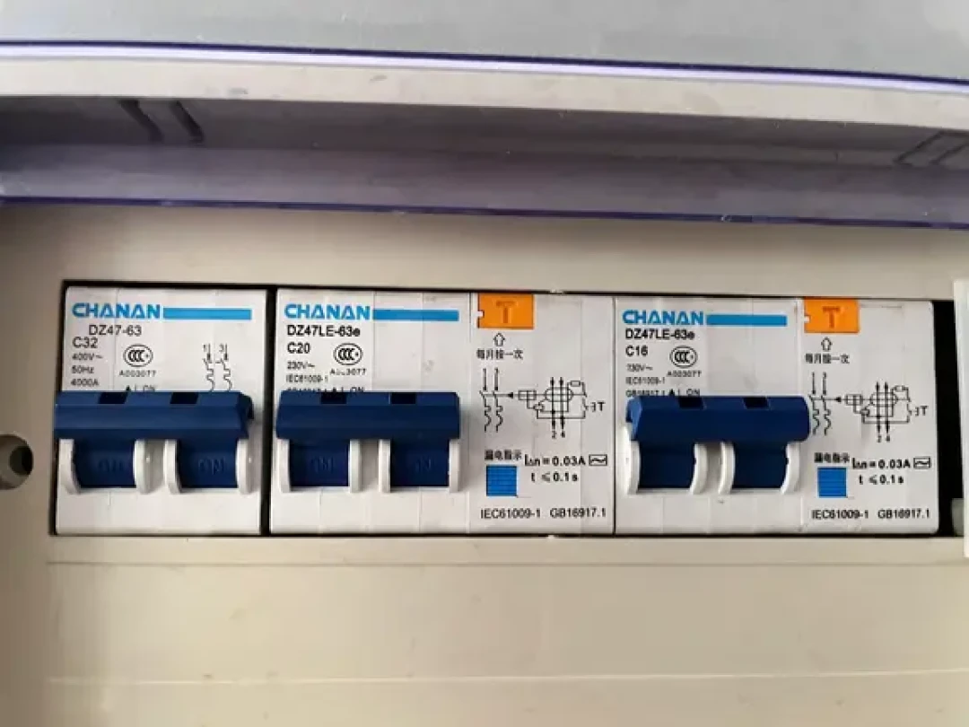 宿舍“限电300W”,游戏本一插电就全屋黑?对比了几所学校的真实案例:数字说了不算,这两个时刻才跳