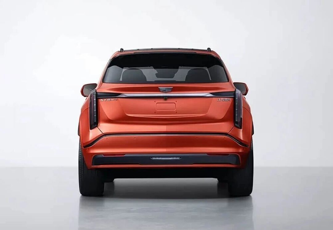 XT5插混成都车展首日没敢报价:宝马同日砸下26.99万,三个锚点估一估凯迪拉克敢卖多少