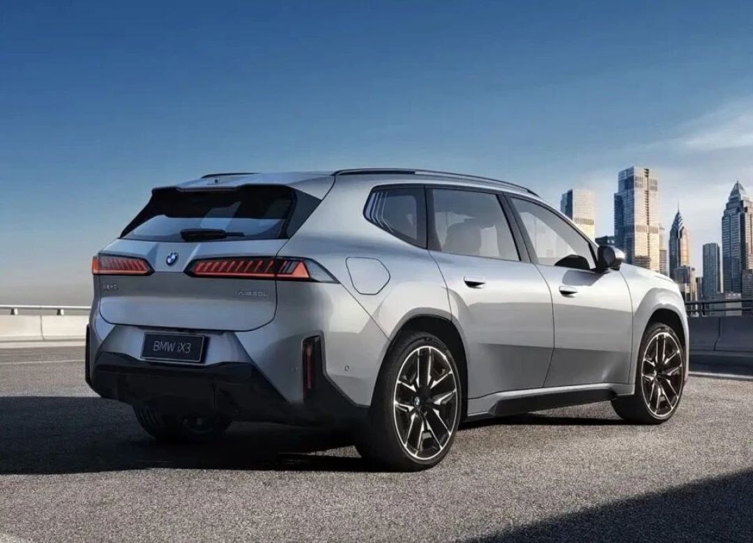 XT5插混成都车展首日没敢报价:宝马同日砸下26.99万,三个锚点估一估凯迪拉克敢卖多少