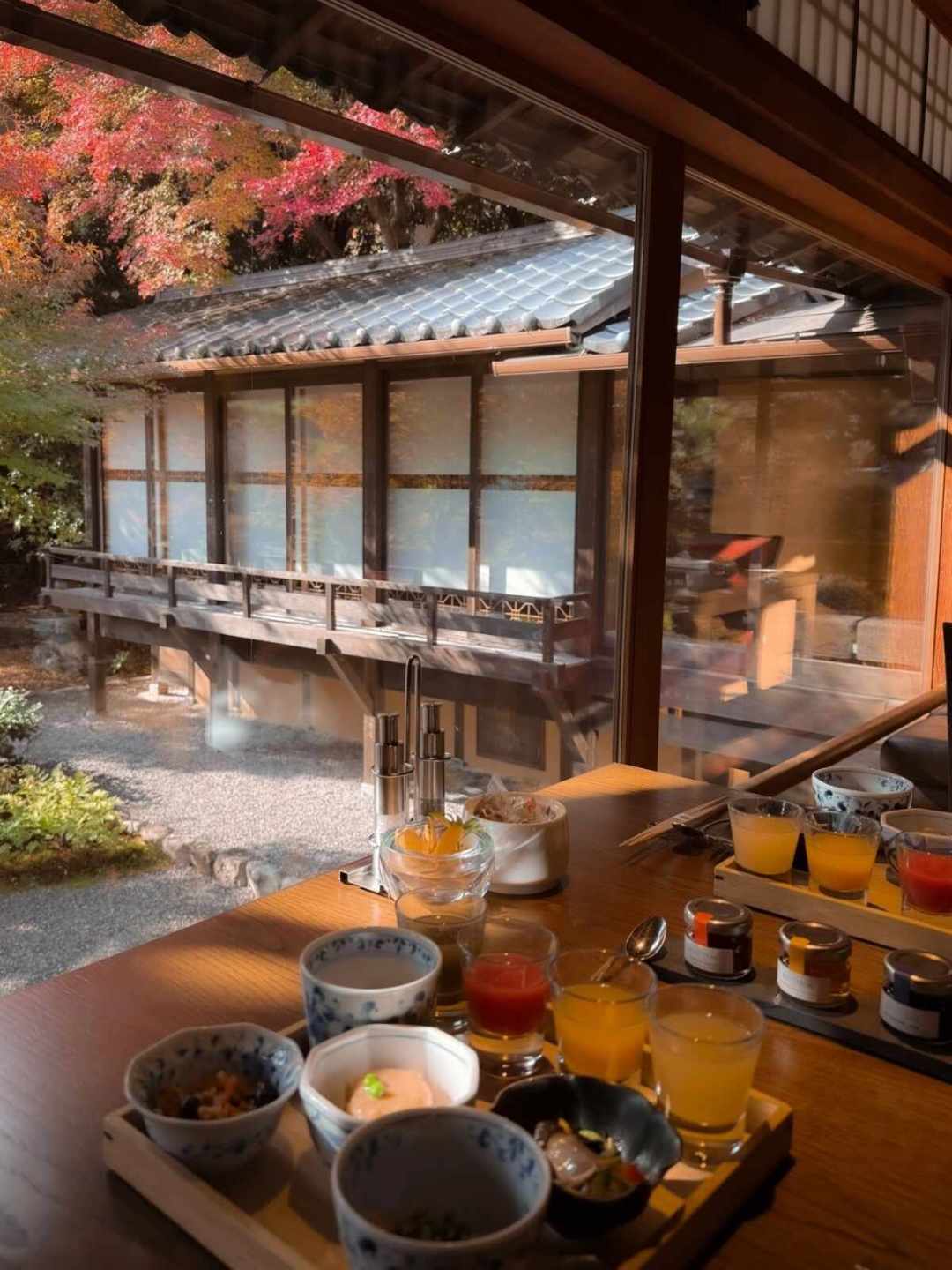 京都涨三倍,大阪腰斩:今秋日本酒店裂成两个世界,订红叶季前先算三笔账