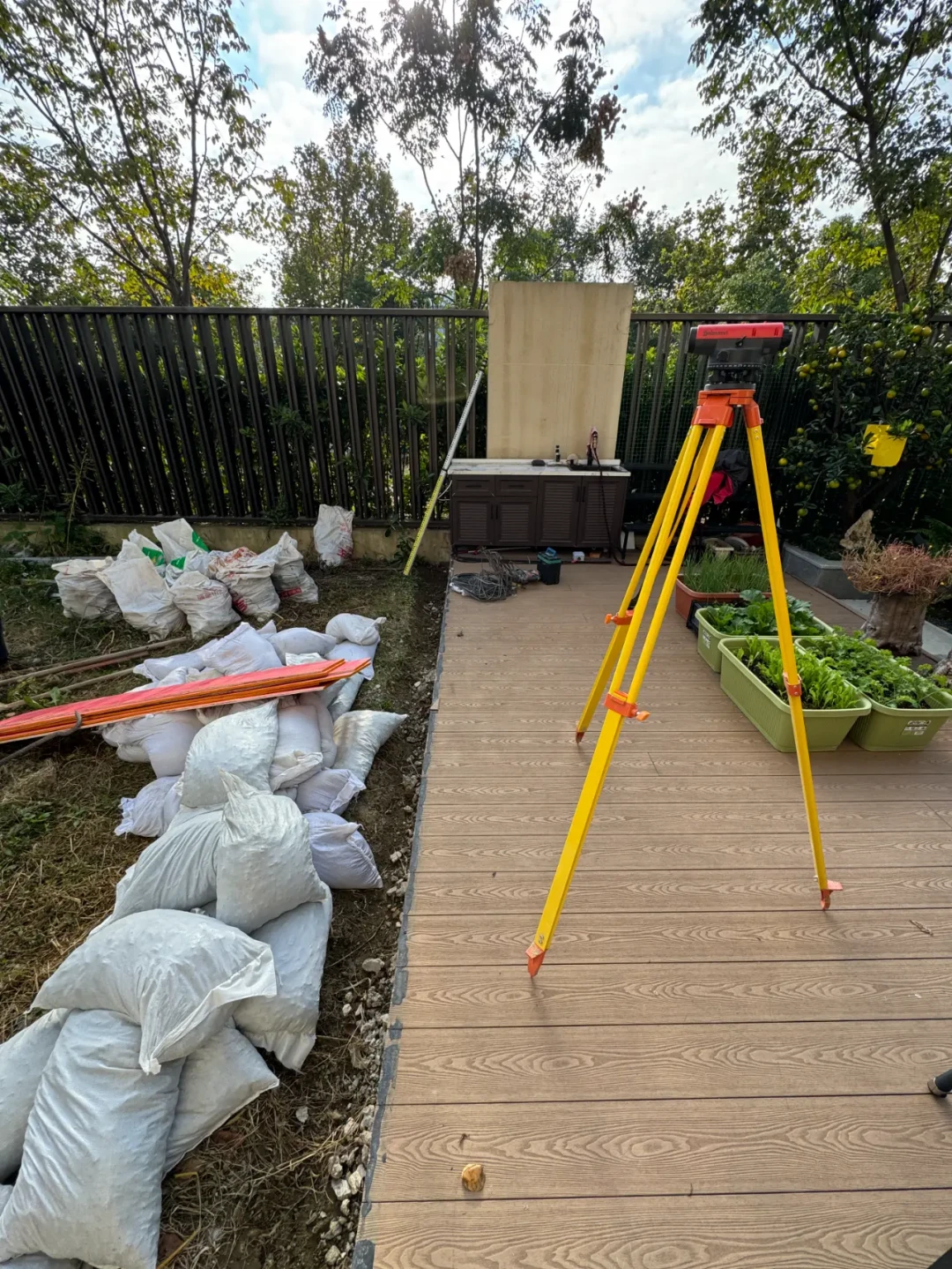 台风“紫檀”在北部湾打转,华南防台响应已启动:你家围栏被吹倒前,先做这4项检查