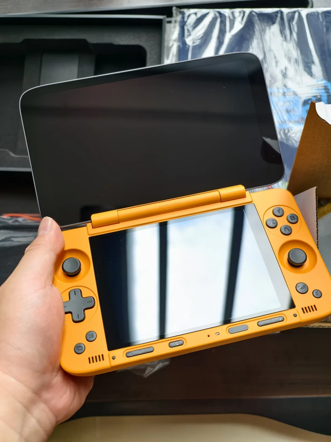 Pocket DS快成“传家宝”了:官方只剩少量预订,第三方半年后来货卖到3499,这台双屏怀旧机还值得上车吗