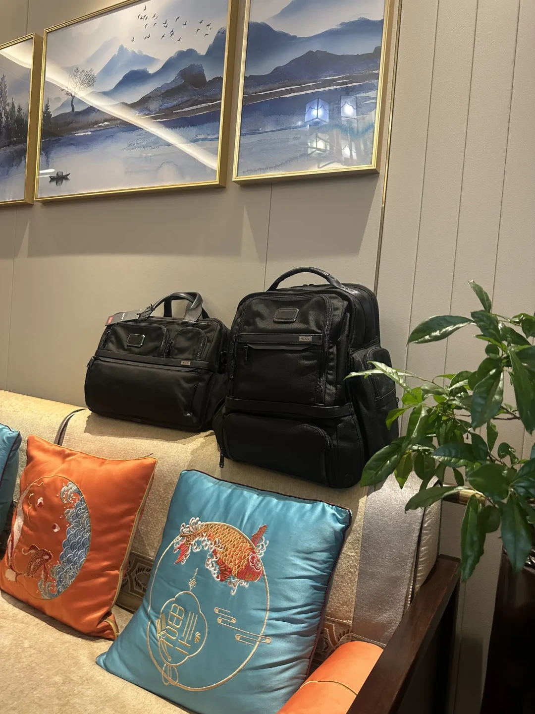 买第一只TUMI时没纠结，第二只反而难选：翻了几十条老客晒单和清仓帖，三条扩展路线各有各的坑