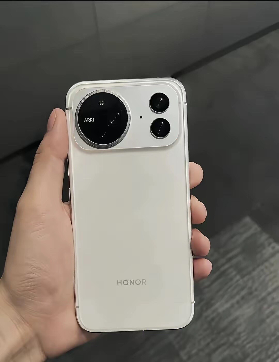 Magic9定档9月28日,荣耀Magic8清仓价却在反着走:Pro比618贵了约700元,Pro Air跌出历史低价,涨价潮里老旗舰怎么买