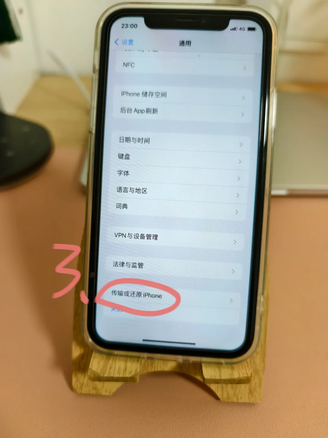 抽屉里的旧手机，可能正处在这一年最值钱的时候：核完苹果以旧换新上调、1.4万条回收投诉和数据清除新国标，这份「旧机出手账」写好了