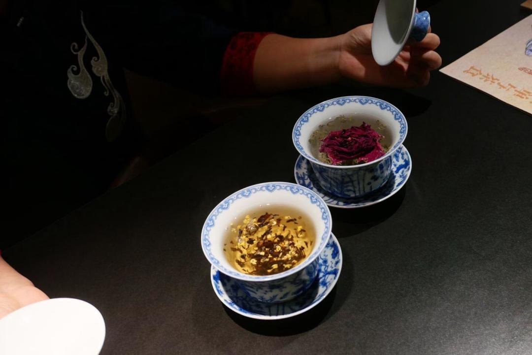 同一把长嘴壶,一半人捧成非遗,一半人骂“广播体操”:这场争论到底卡在哪儿?
