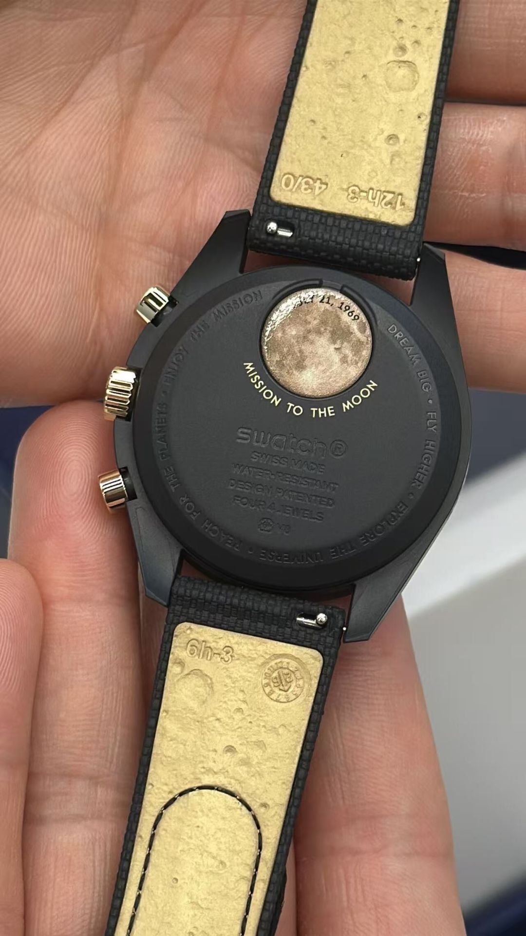 公价4,400元、11克金金料值7千+,二级市场喊价6万—7万:MoonSwatch 1969金表,追高前先算这三笔账