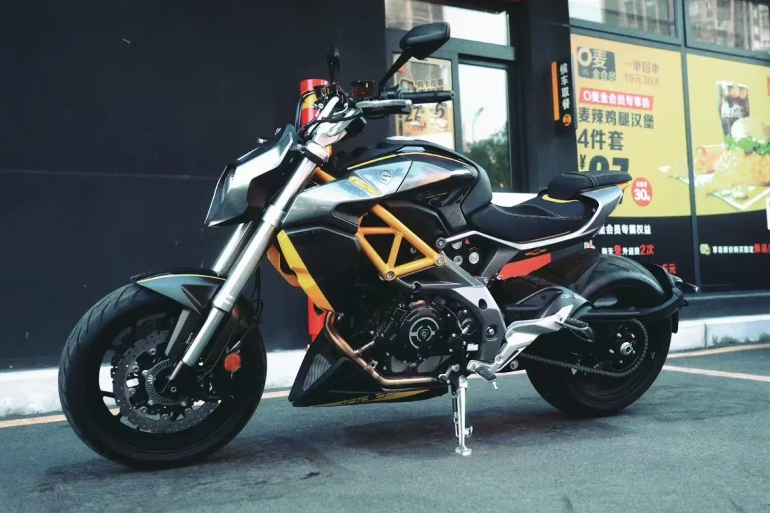 赛科龙RA1000售价45988元,只有杜卡迪大魔鬼五分之一的价:参数赢了,评论区输了,上车前先算清这三笔账