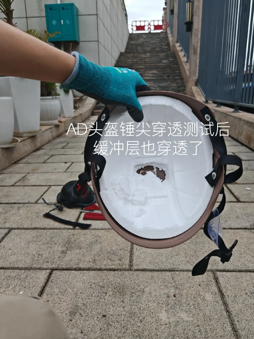 “砸不烂”是头盔营销最坏的话术：这五分钟自审清单，对照你的盔查一遍