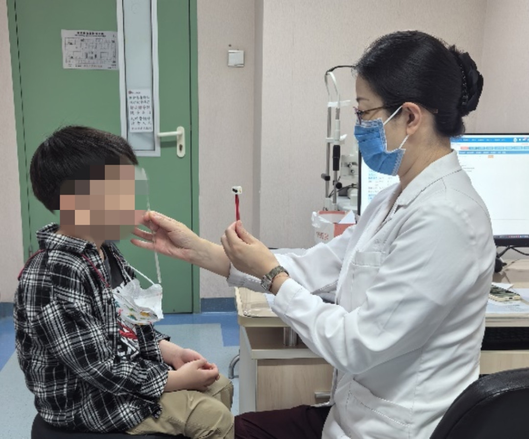 还有不到10天开学,带娃查眼睛这件事,我先替你把集采价、199号文和几十篇配镜实测翻了一遍