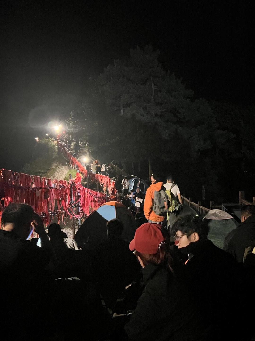 夜爬彻底火了，但同一周150人因爬封禁山被曝光：出伏前最后一个周末，出发前先回答这三个问题