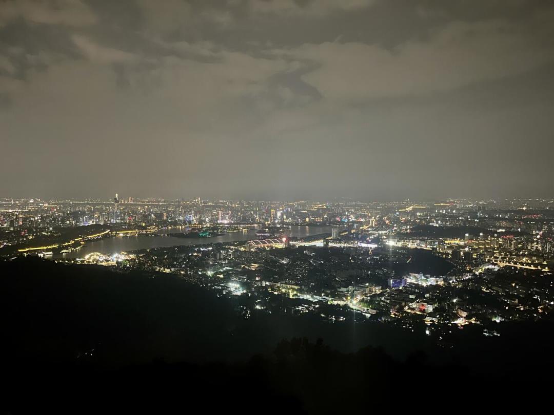 夜爬彻底火了，但同一周150人因爬封禁山被曝光：出伏前最后一个周末，出发前先回答这三个问题