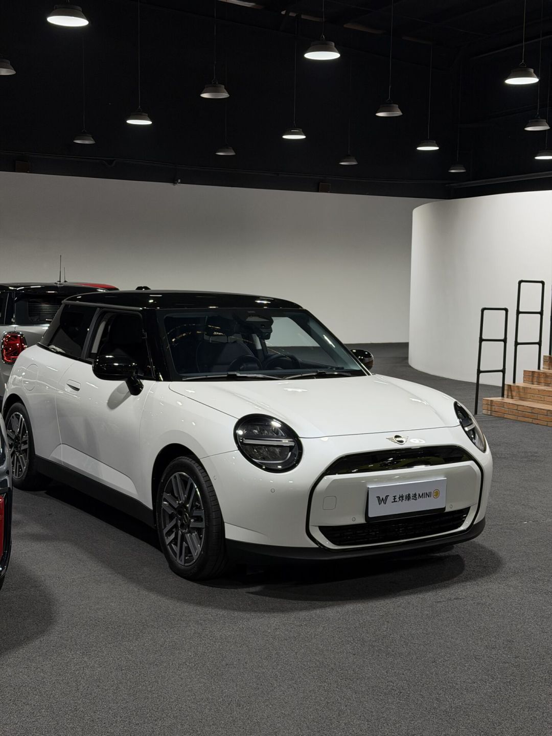 第一波电动MINI流入二手市场:24款开了1.9万公里挂10.8万,新车15.38万起,二手和新车到底选哪个?