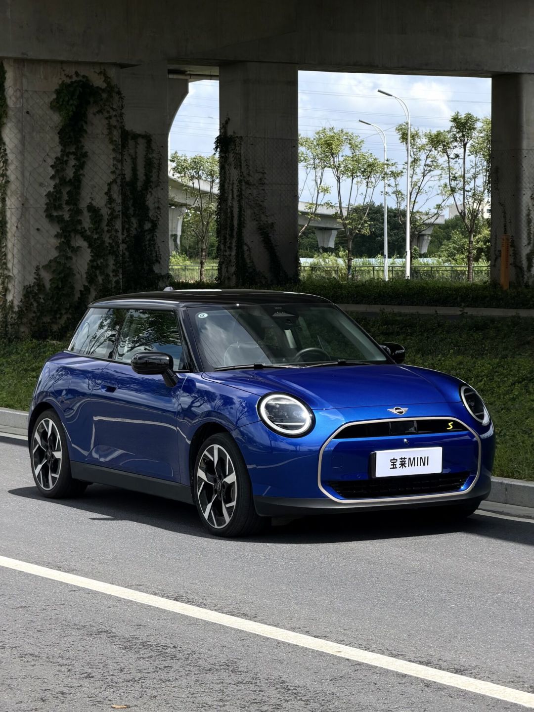 第一波电动MINI流入二手市场:24款开了1.9万公里挂10.8万,新车15.38万起,二手和新车到底选哪个?