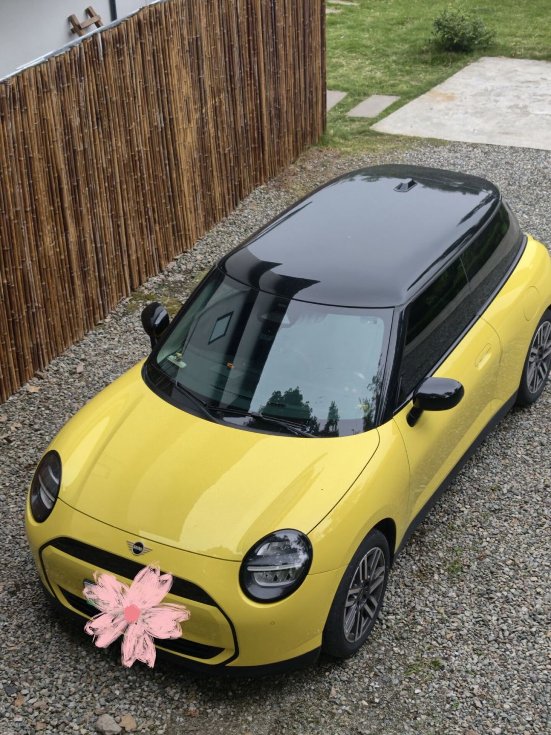 第一波电动MINI流入二手市场:24款开了1.9万公里挂10.8万,新车15.38万起,二手和新车到底选哪个?