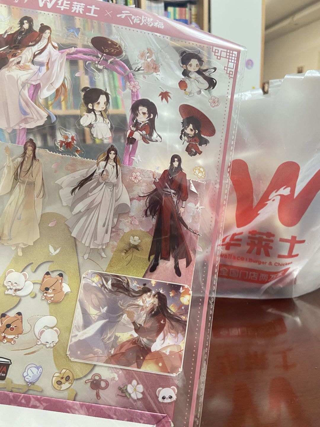《天官赐福》版权双亿上热搜，华莱士联名二弹还在进行：把周边的账算清楚再决定吃还是收