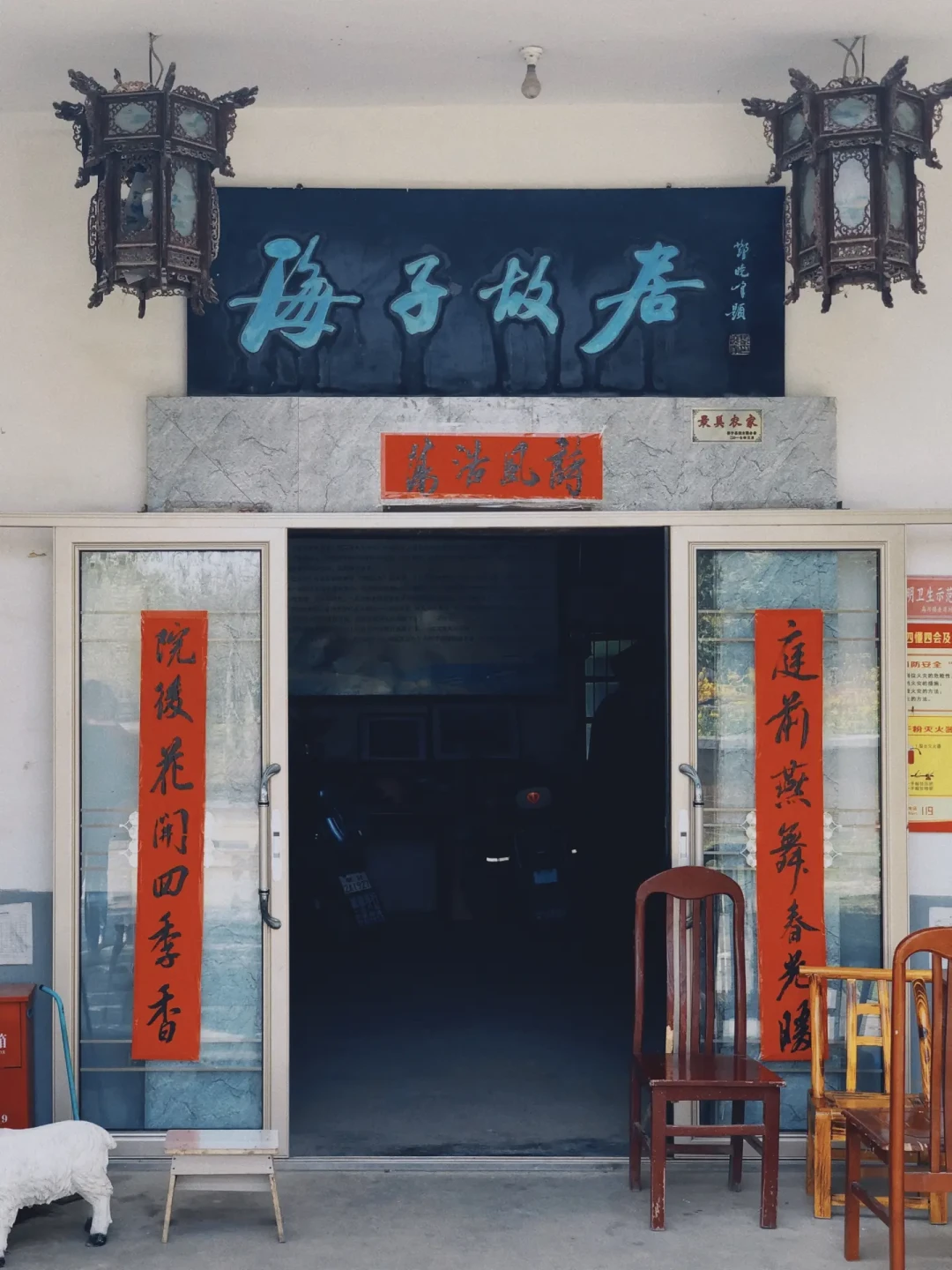 今夏的德令哈又属于海子了:长沙免费展开到9/27,朝圣者晒出真实账单,想买海子诗集先核对这三本