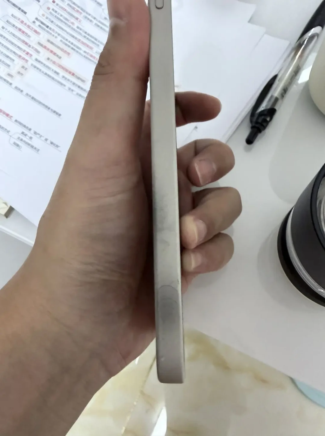 一加15「原色沙丘」中框掉漆发黑,别急着自费修:已有免费换中框的先例,首销批次保修只剩两个多月