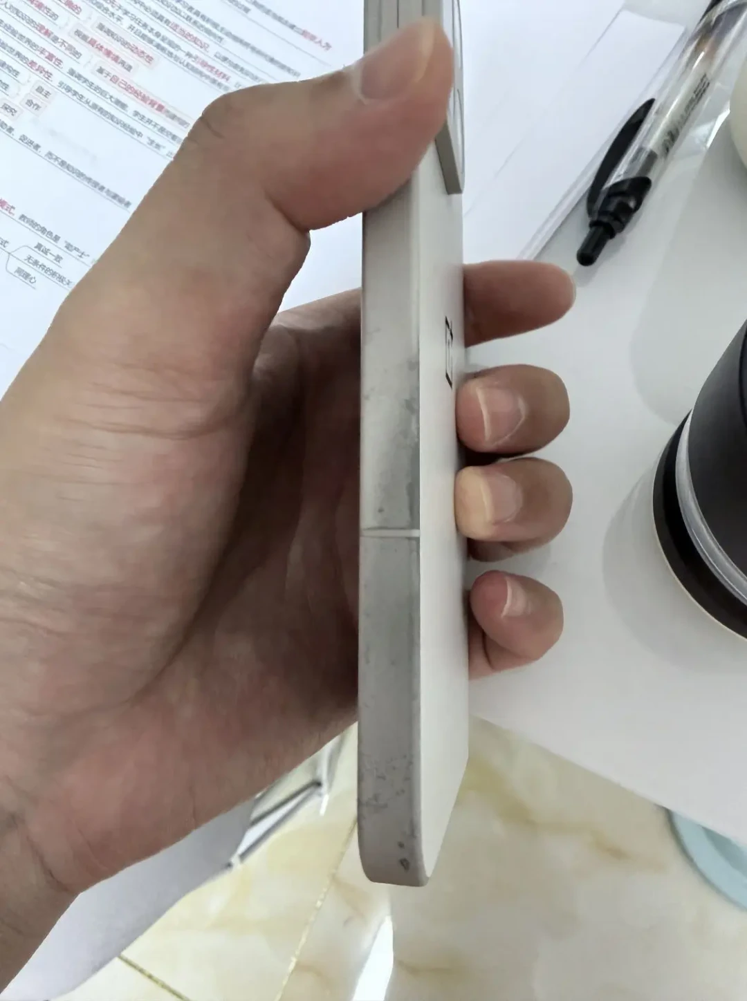 一加15「原色沙丘」中框掉漆发黑,别急着自费修:已有免费换中框的先例,首销批次保修只剩两个多月