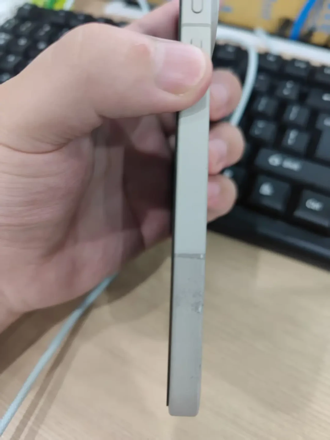 一加15「原色沙丘」中框掉漆发黑,别急着自费修:已有免费换中框的先例,首销批次保修只剩两个多月