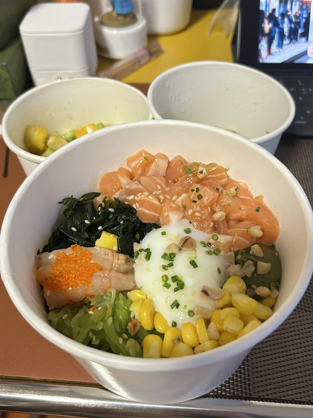 标275大卡实测1544大卡:这份重新被翻出来的轻食比较试验我替你对了一遍,28款有标注的24款热量超标,点单方法得改